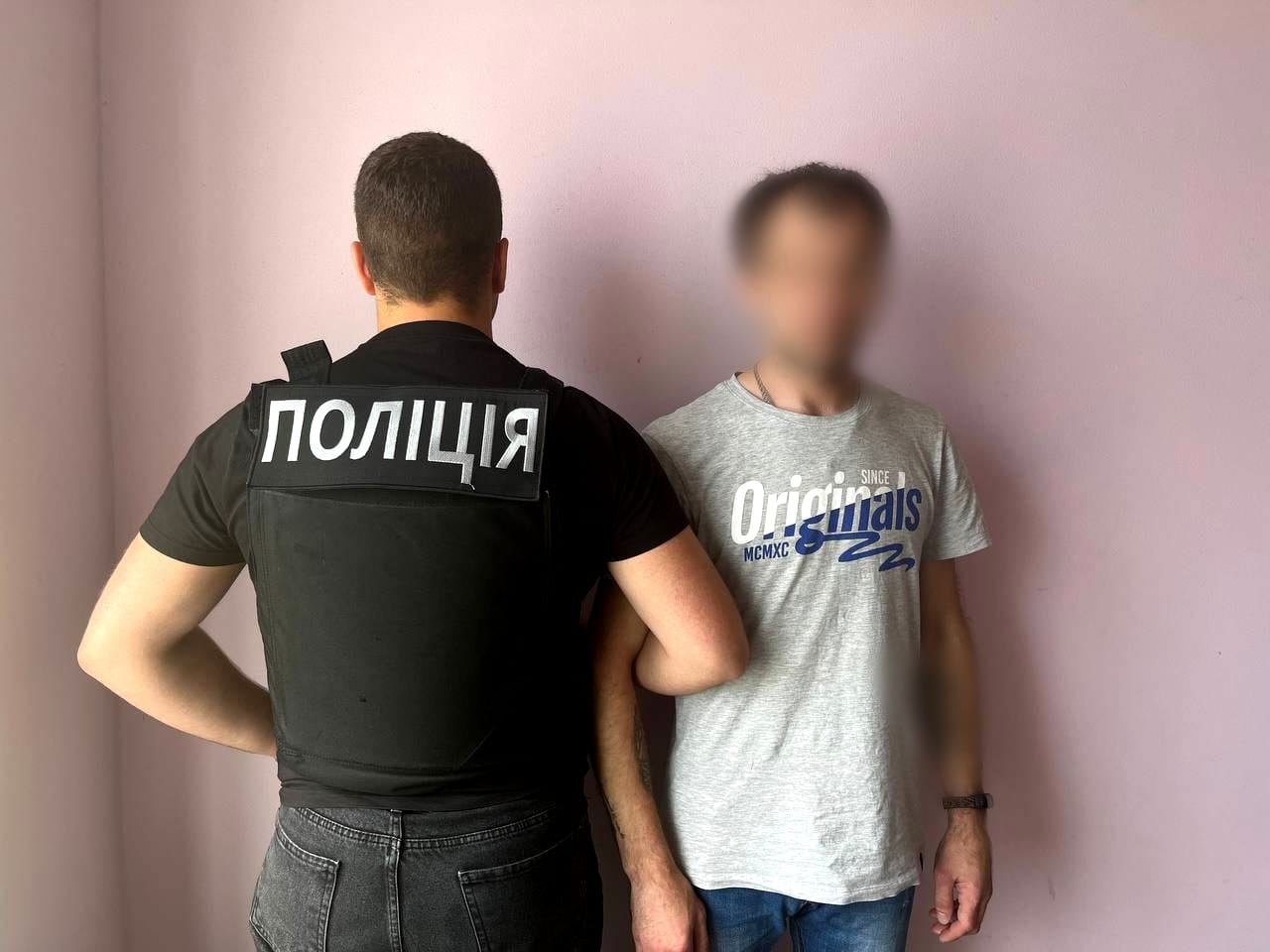 Поліцейські Київщини затримали чоловіка, який видавав себе за свого близнюка, щоб уникнути покарання за викрадення автомобіля